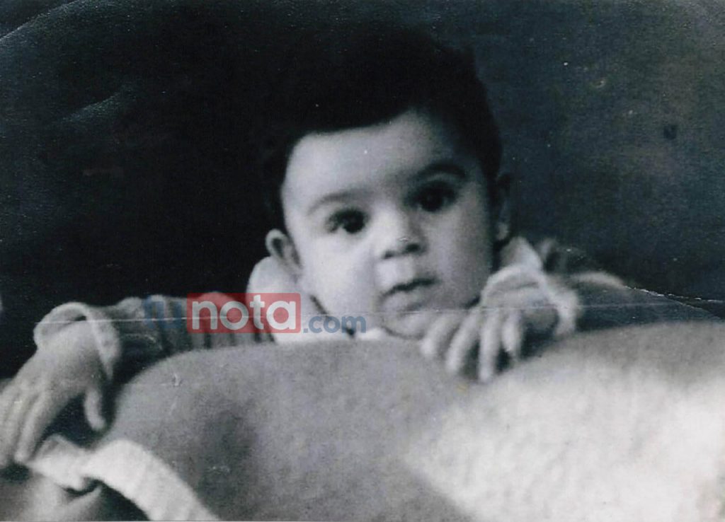 Salvador Alejandro leyendo una revista en su casa de habitación