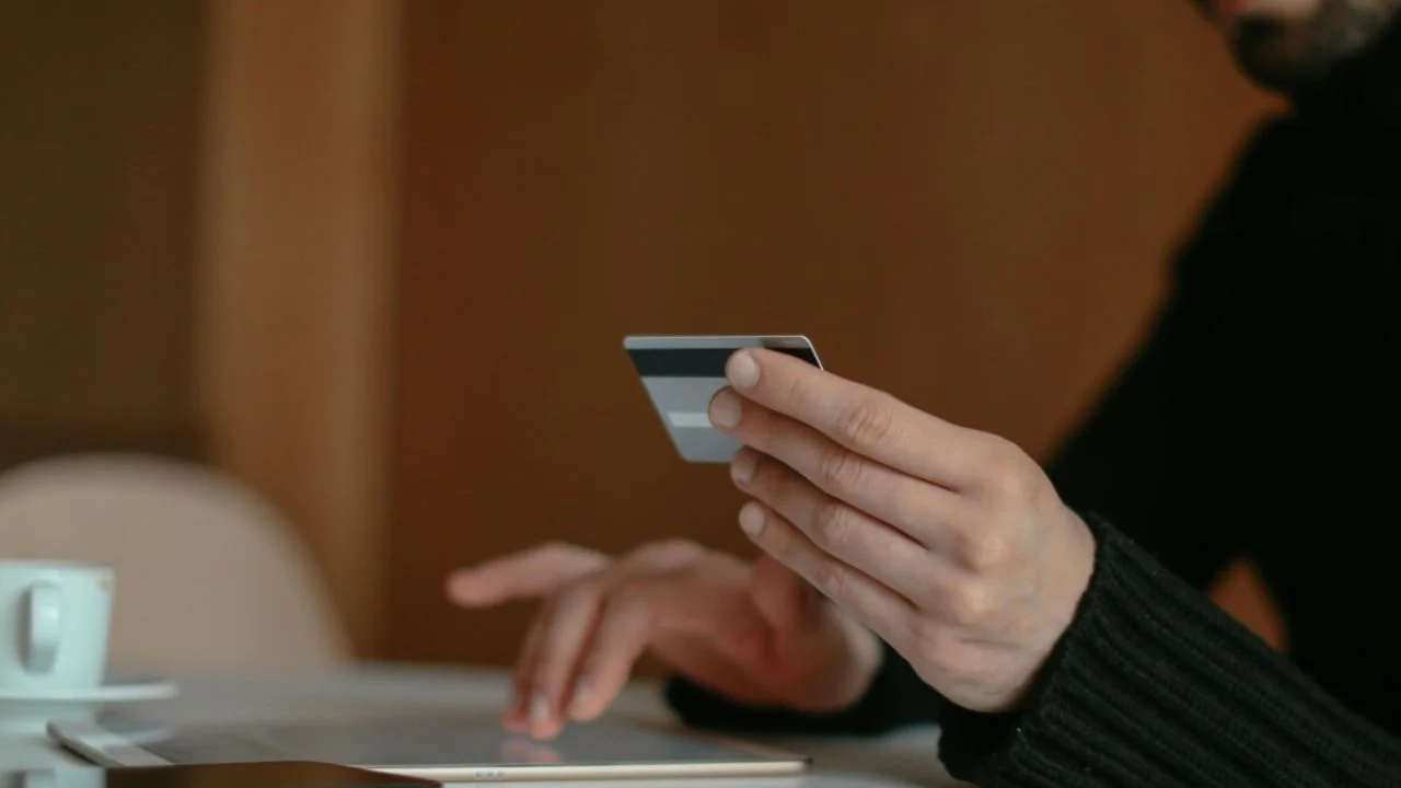 Hondureña presume que su novio le envió transferencia al ver su cuenta en cero