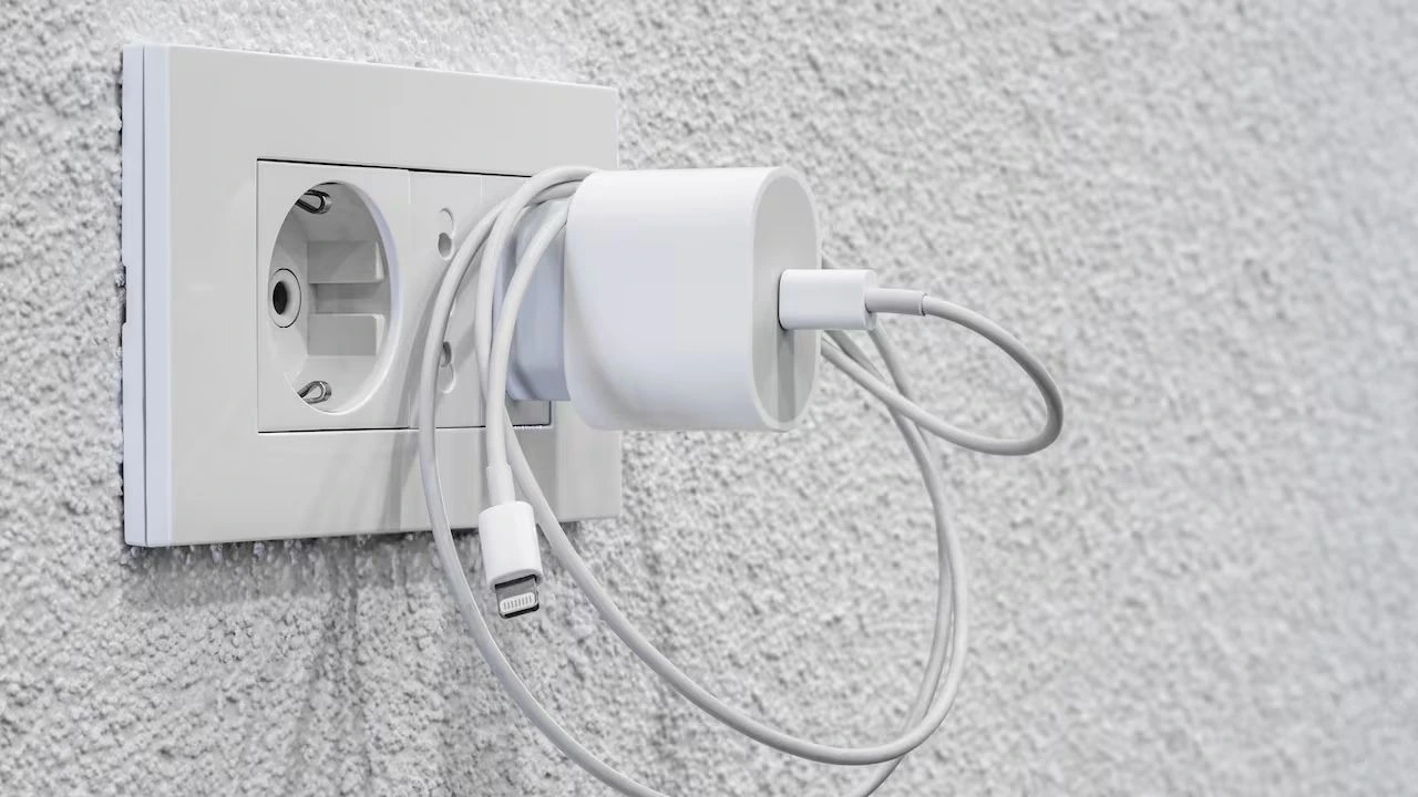 ¿Qué pasa si dejo el cargador conectado sin el celular? Riesgos poco visibles