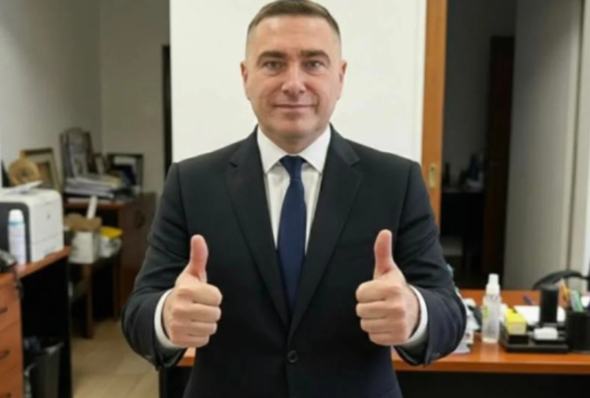 ¿Javier Milei sin peluca? ¿Se cortó el pelo? ¿Qué se sabe de las fotos virales?