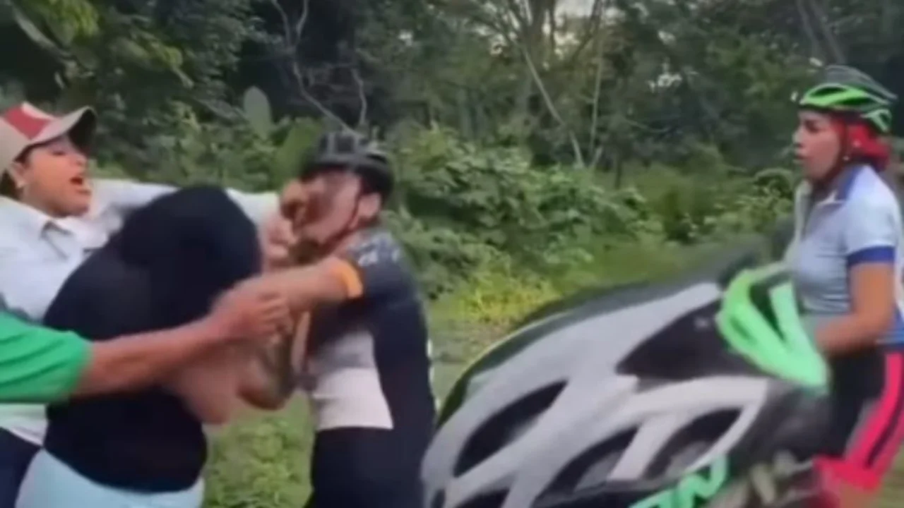 Mujer enfrenta a amante de su esposo y protagoniza pelea en plena calle