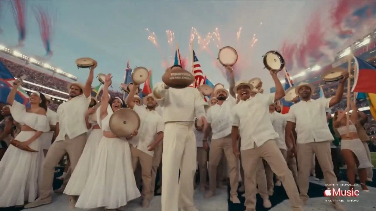 ¿Qué decía el balón de Bad Bunny en el Super Bowl? Este fue su mensaje